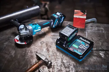 MAKITA 40V max XGT Li-ion gyorstöltő DC40RA/RC (630B63-0)