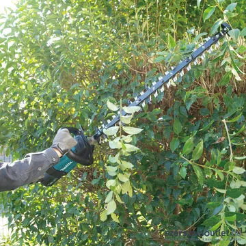 MAKITA UH007GZ Akkus sövényvágó 75cm (40V) (Akku és töltő nélkül!)