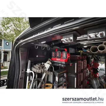 MILWAUKEE M18 PC6 Multizónás akkutöltő, PACKOUT kompatibilis